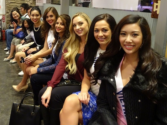 Thuy Van gioi thieu va dan ket noi cac ban trong nhom thuyet trinh hinh anh