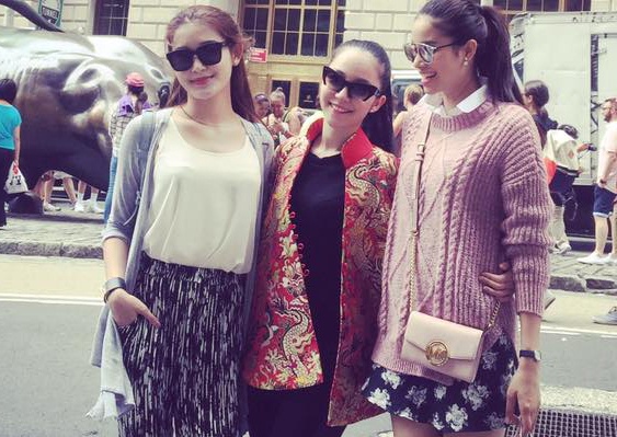 Sao Viet va xu huong ao khoac nhe mua thu hinh anh