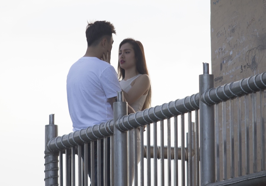 Phuong Trinh Jolie khoa moi DJ dien trai trong MV moi hinh anh