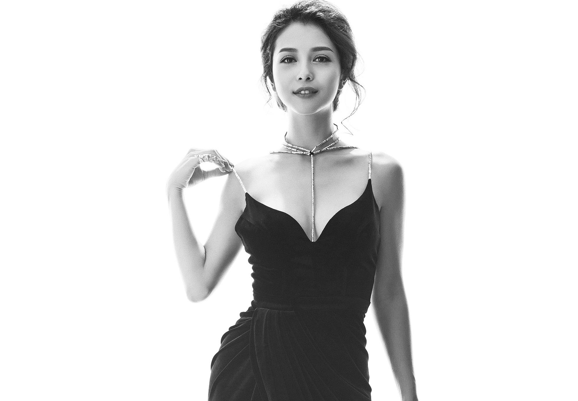 Jennifer Pham vai tran quyen ru hinh anh