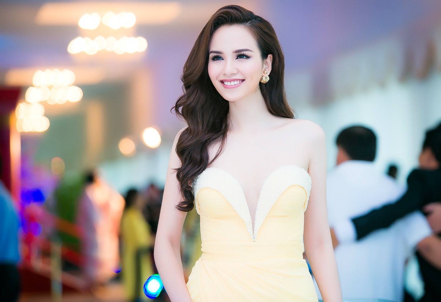 Diem Huong mot minh di su kien truoc ngay cuoi hinh anh