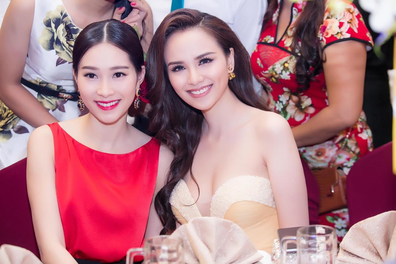 Cô có dịp đọ sắc cùng Hoa hậu Việt Nam Đặng Thu Thảo.