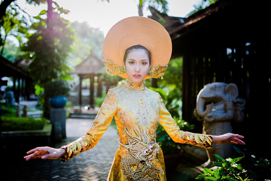 Thuy Van dien ao dai dinh 2.000 vien pha le hinh anh