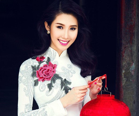 Le Huynh Thuy Ngan duyen dang trong ao dai mua thu hinh anh