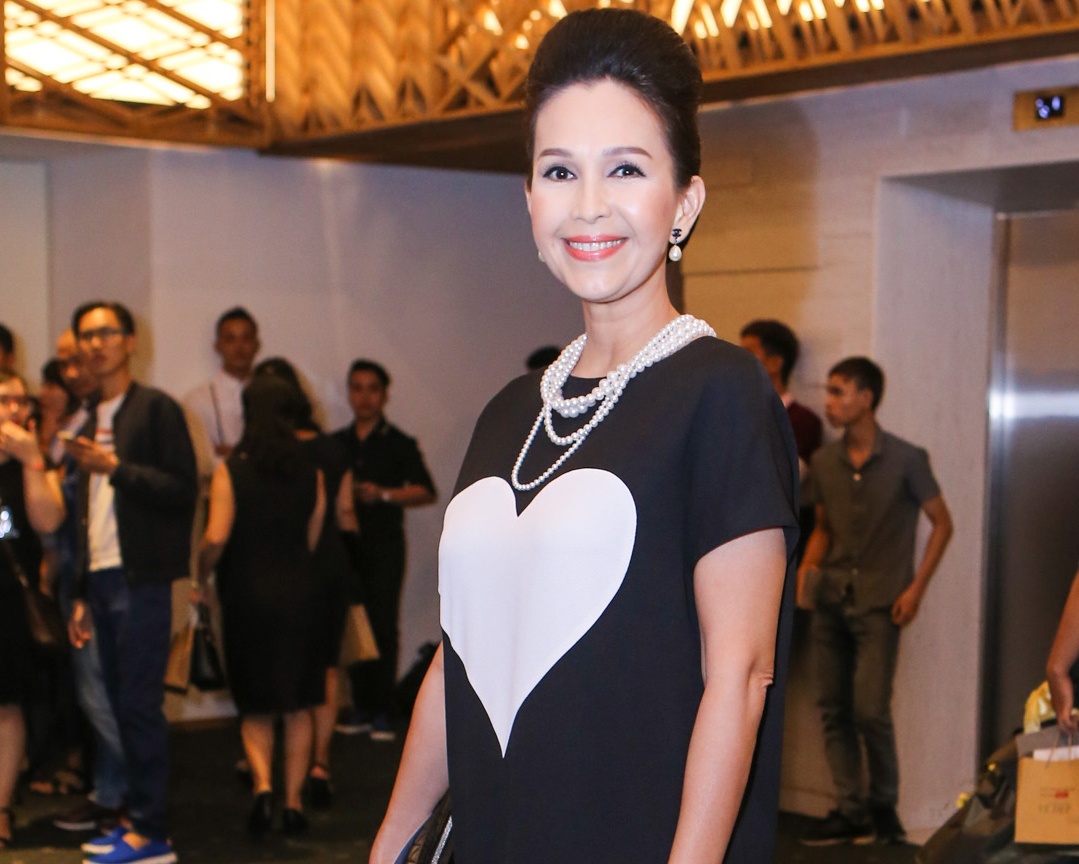 Diem My dien vay trai tim tre trung di tiec hinh anh