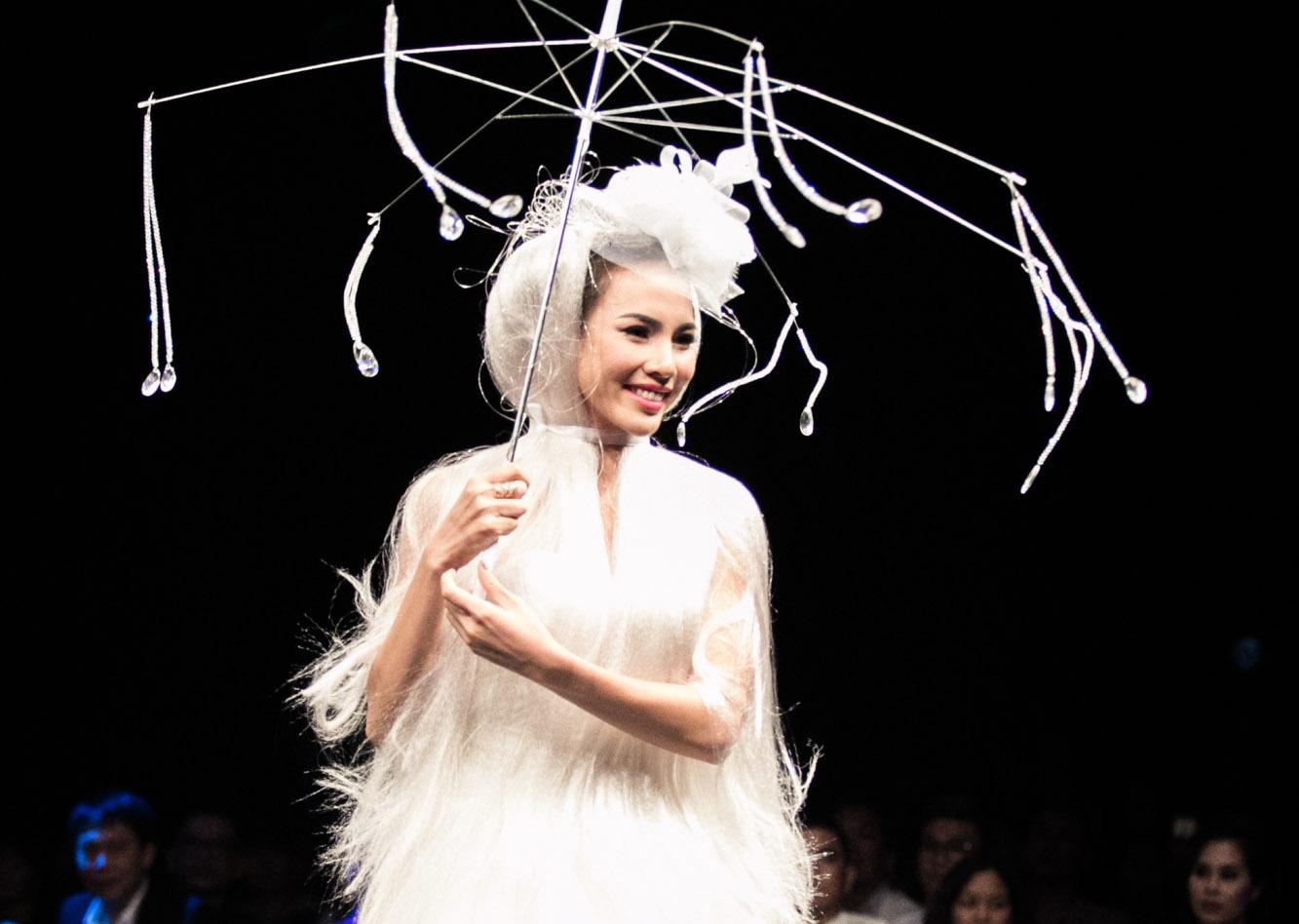 A khoi Le Quyen catwalk voi o hong tren san dien hinh anh