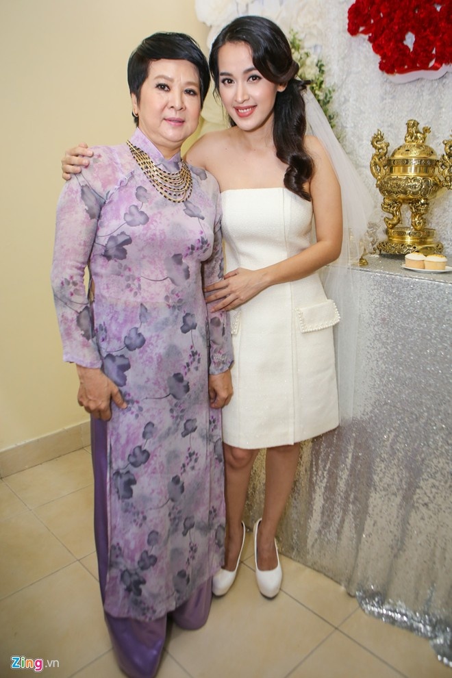Mẹ ruột Tú Vi có mặt ở TP HCM từ nhiều ngày trước. Đấng sinh thành của cô dâu diện áo dài họa tiết tím nền nã, thanh lịch. Trong ngày vui của con gái, bà không giấu được cảm xúc hạnh phúc trên gương mặt.