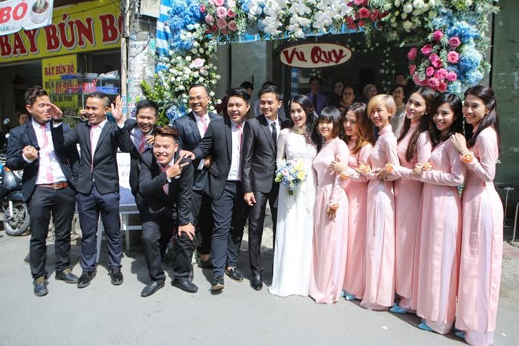 Bạn bè Văn Anh Tú Vi hào hứng chụp ảnh như thay lời chúc hạnh phúc.