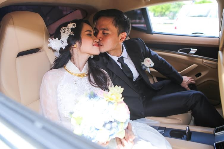 Văn Anh vẫn không ngừng bày tỏ tình yêu với cô dâu trên xe hoa.