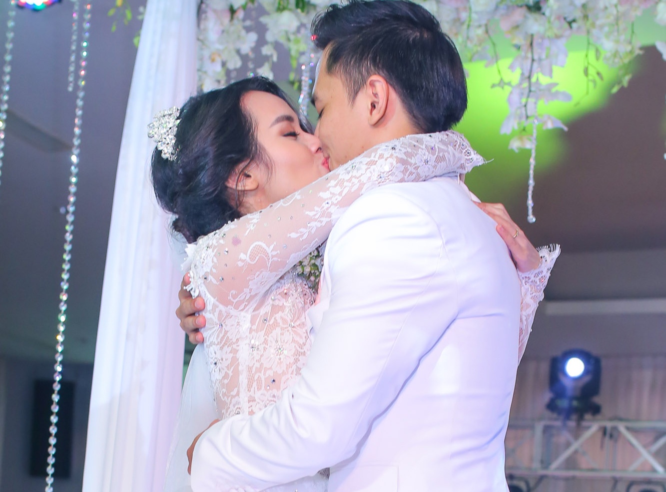 Van Anh hon Tu Vi say dam trong le cuoi hinh anh