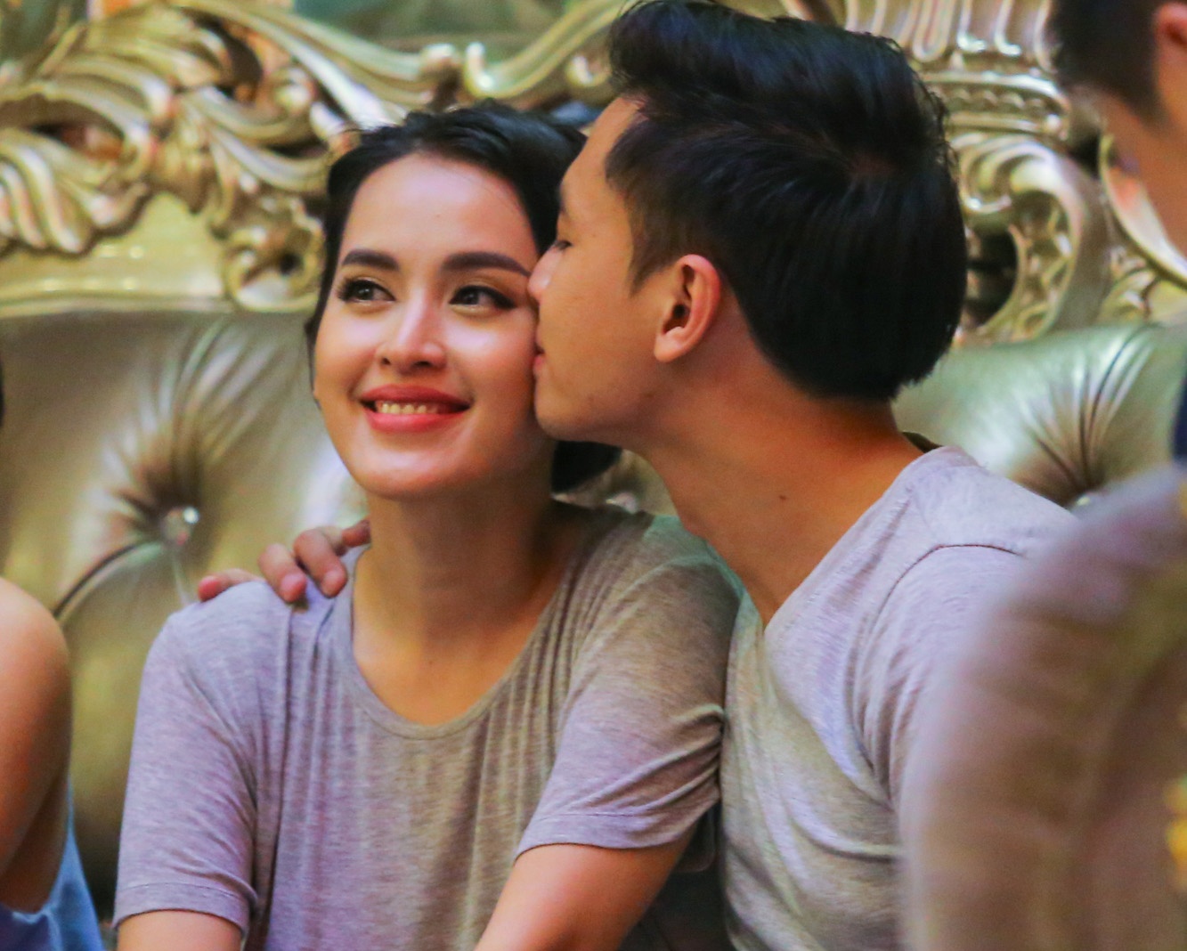 Van Anh nhe nhang hon Tu Vi trong tiec sau dam cuoi hinh anh