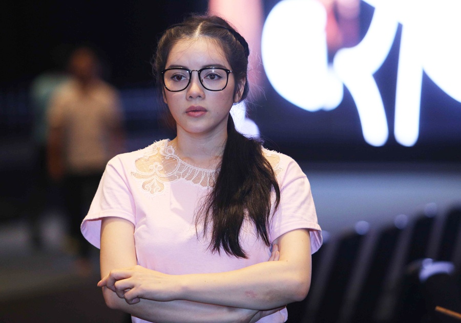 Ly Nha Ky di chan tran o tong duyet show thoi trang hinh anh