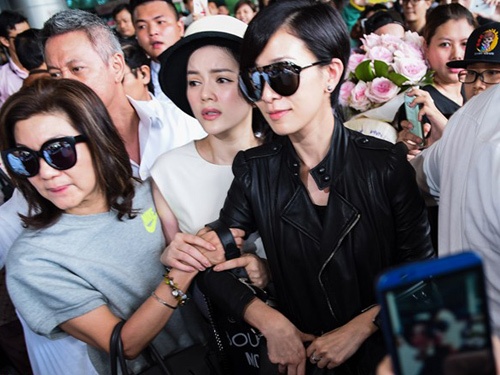 Xa Thi Man chat vat giua vong vay fan Viet o san bay hinh anh