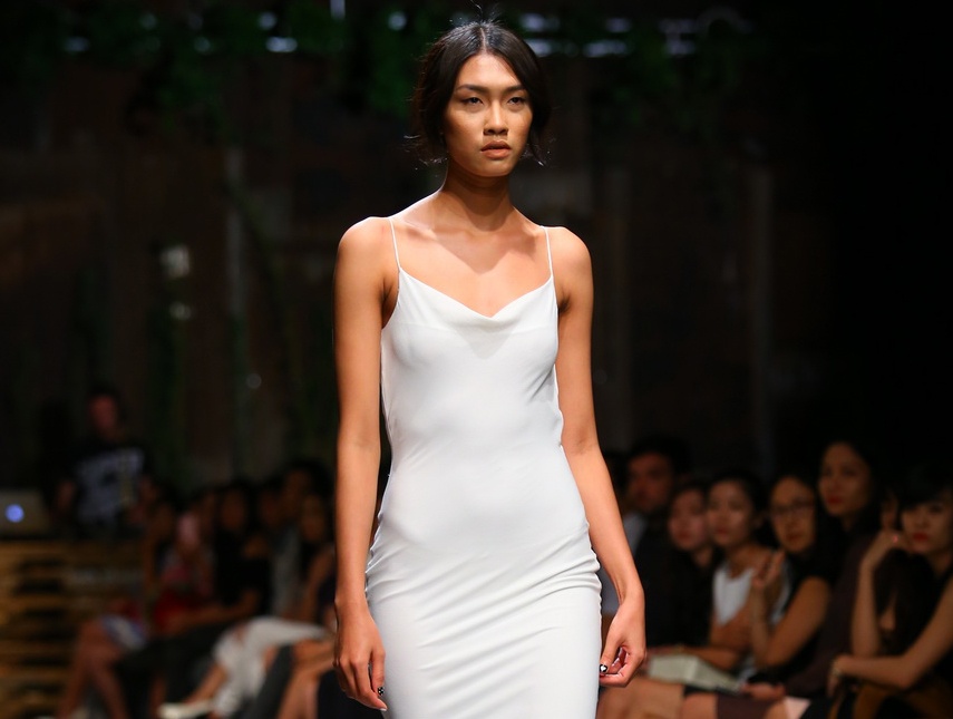 Quan quan Nguyen Oanh dien dam hai day catwalk hinh anh