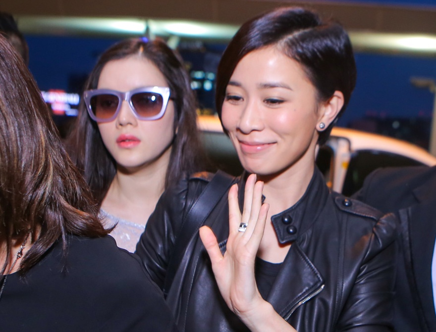 Fan ra san bay tien Xa Thi Man ve Hong Kong hinh anh