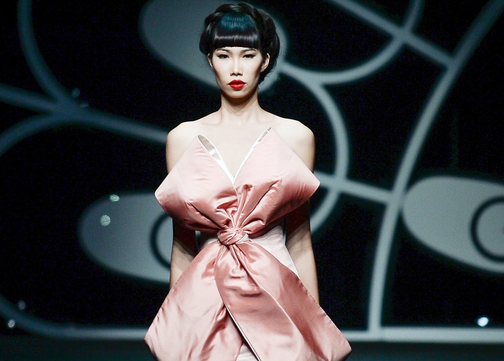 Nang tho cua Do Manh Cuong mo man BST Alexis Mabille hinh anh