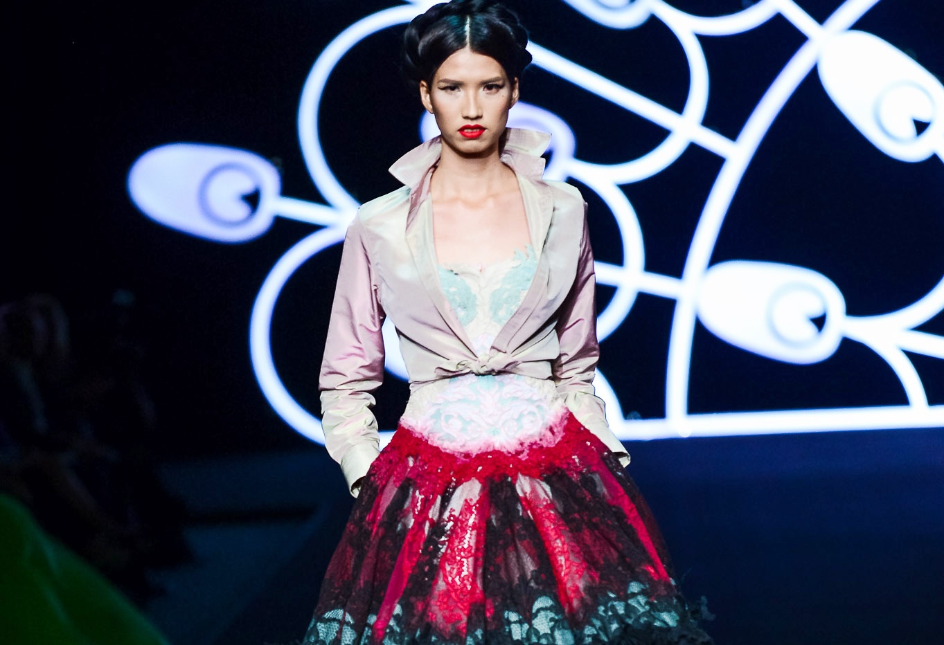 Dan mau Viet kieu sa trong thiet ke cua Alexis Mabille hinh anh