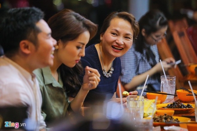 Hoa hau Ky Duyen cung me di an khuya o via he hinh anh