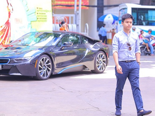 Hon phu cua Midu lai xe sang den hoi cho hinh anh