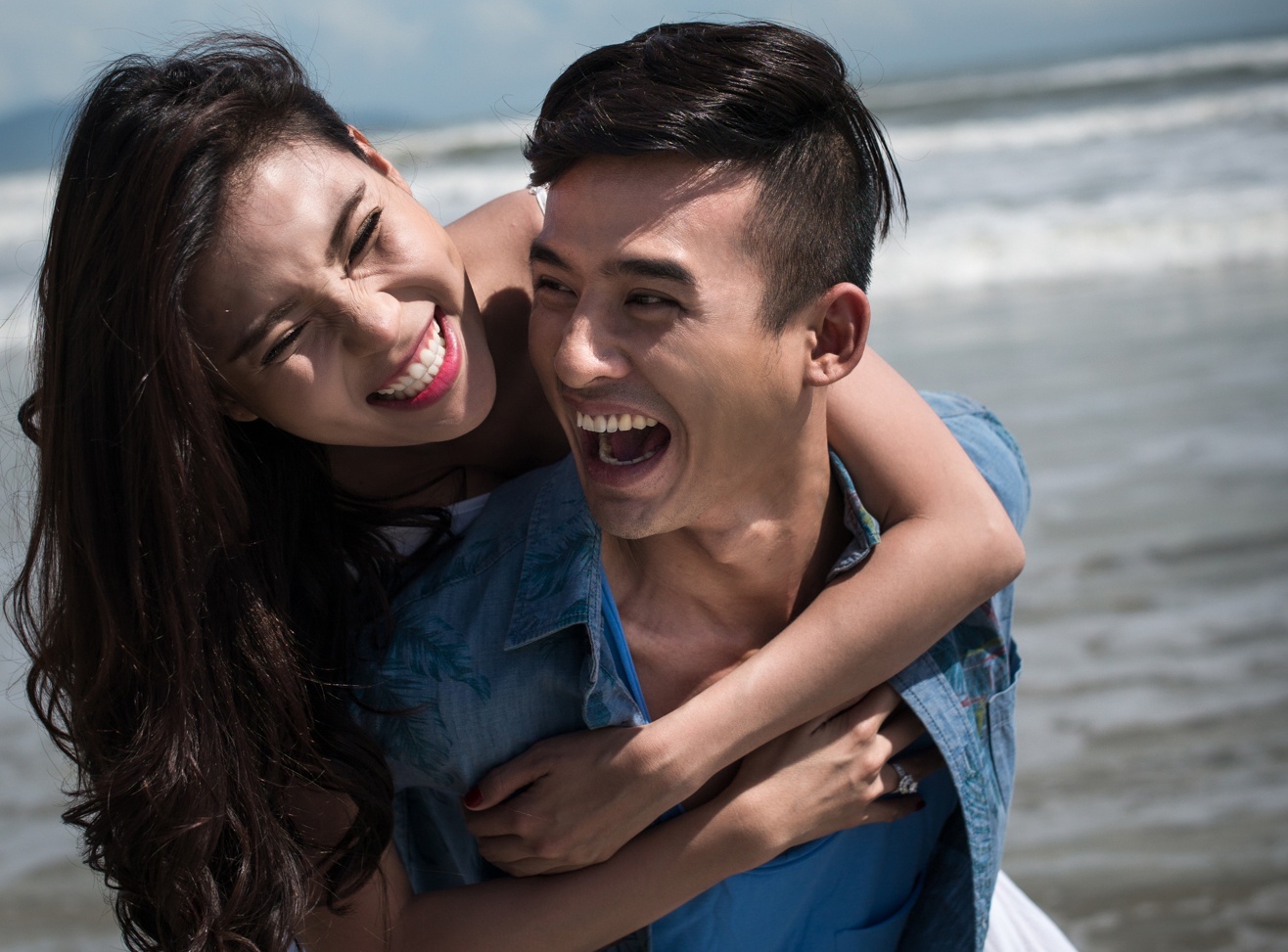 Luong The Thanh cong Thuy Diem khi chup anh cuoi tren bien hinh anh