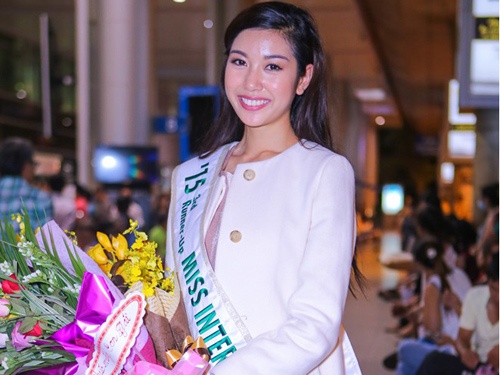 A hau Quoc te Thuy Van tro ve Viet Nam luc nua dem hinh anh