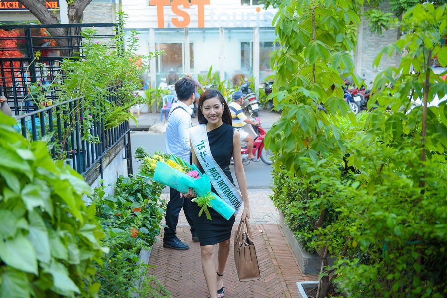 Ngay ban ron cua A hau Quoc te Thuy Van khi ve nuoc hinh anh