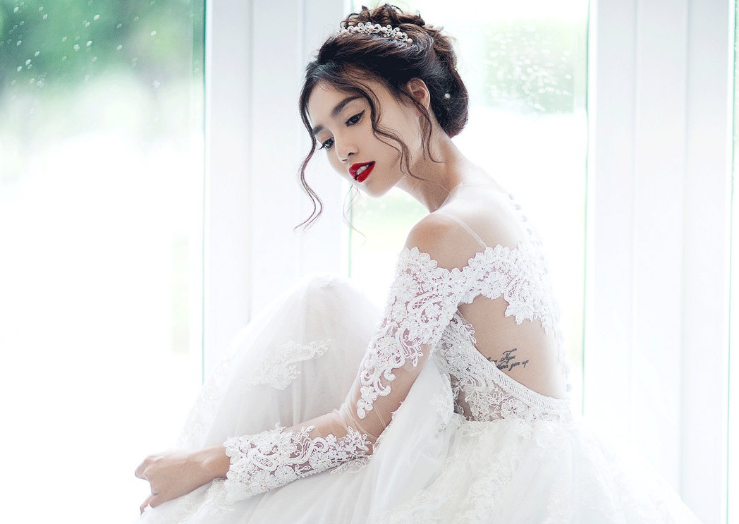 Lan Ngoc lo hinh xam khi dien vay cuoi xuyen thau hinh anh