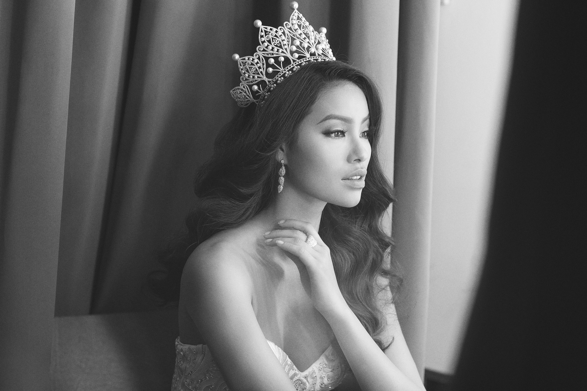 Hoa hau Pham Huong dien dam da hoi khoe vai tran goi cam hinh anh