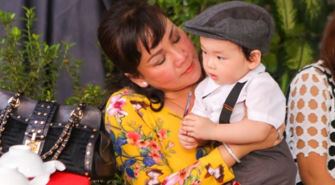 Con trai Diem Huong lo dien trong le thanh hon cua bo me hinh anh