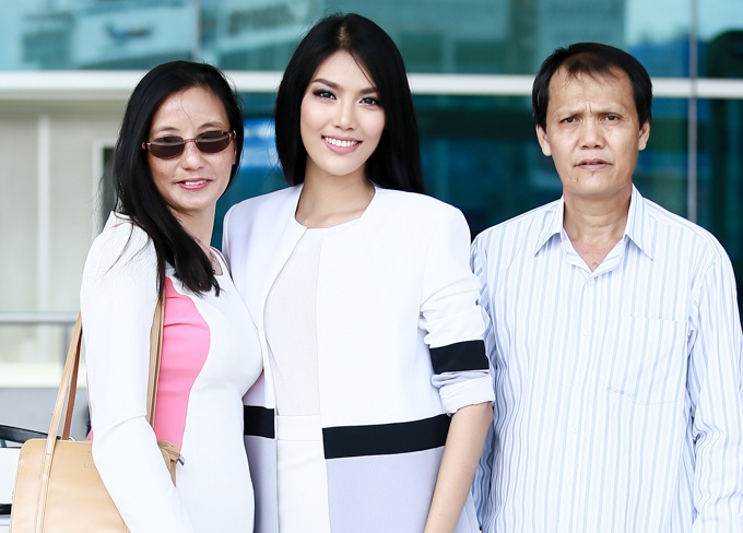 Bo me tien Lan Khue len duong thi Hoa hau The gioi hinh anh