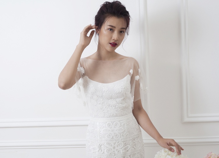 A hau Hoang Oanh mac vay cuoi xuyen thau goi cam hinh anh