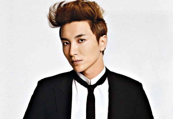 Lee Teuk - Trưởng nhóm của Super Junior.