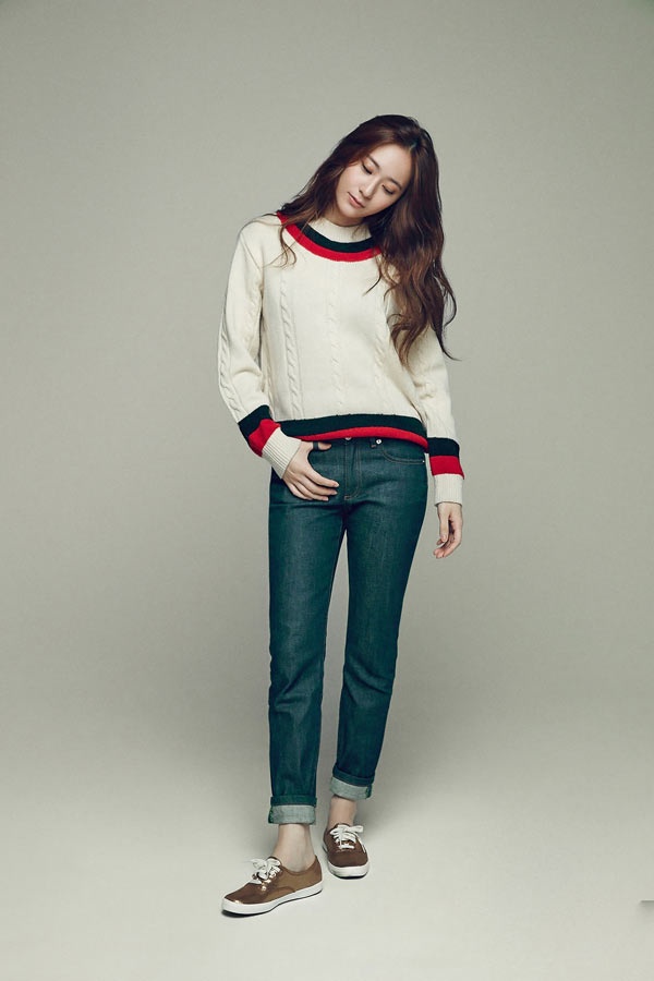 Krystal f(x) chọn cho mình một chiếc áo len vừa vặn với những đường kẻ sọc nổi bật và phối một cách giản dị cùng quần jean.