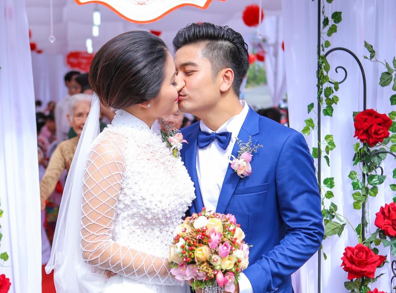 Van Trang hon ong xa say dam trong dam hoi hinh anh