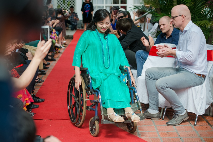 Nguoi khuyet tat Viet di xe lan trinh dien thoi trang hinh anh