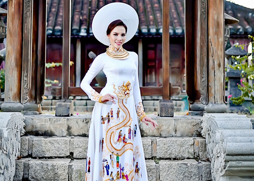 Quoc phuc theu 54 dan toc Viet cua Le Quyen hinh anh