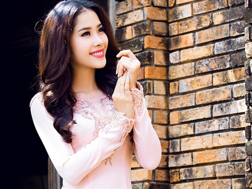 Hoa khoi Nam Em dien ao dai co thuyen nu tinh hinh anh