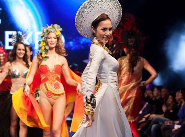 Le Quyen tu tin trinh dien ao dai truyen thong hinh anh