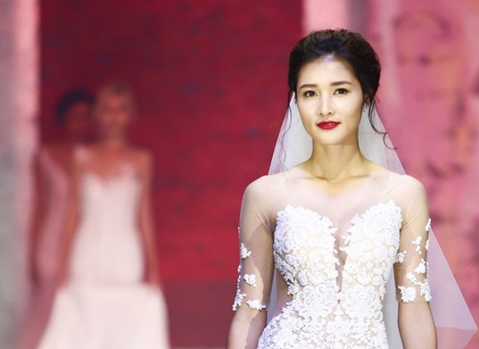 Trieu Thi Ha dien dam cuoi goi cam lam vedette hinh anh