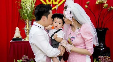 Vo chong Diem Huong hon con trai trong le ruoc dau hinh anh