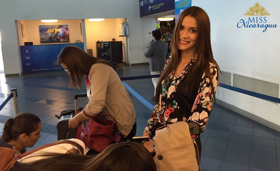 Đại diện của Nicaragua bận rộn thu xếp hành lý khi vừa đáp sân bay Mỹ. 