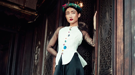 Kha My Van nen na trong trang phuc co dien hinh anh