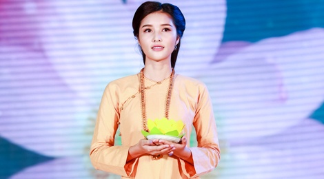 Trieu Thi Ha, Mai Thu Huyen dien thoi trang ao dai Phat tu hinh anh