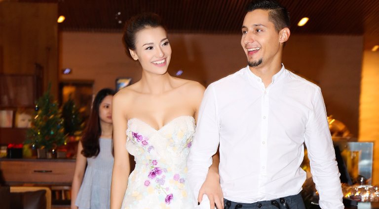 Hong Que dien dam quay noi bat o su kien hinh anh