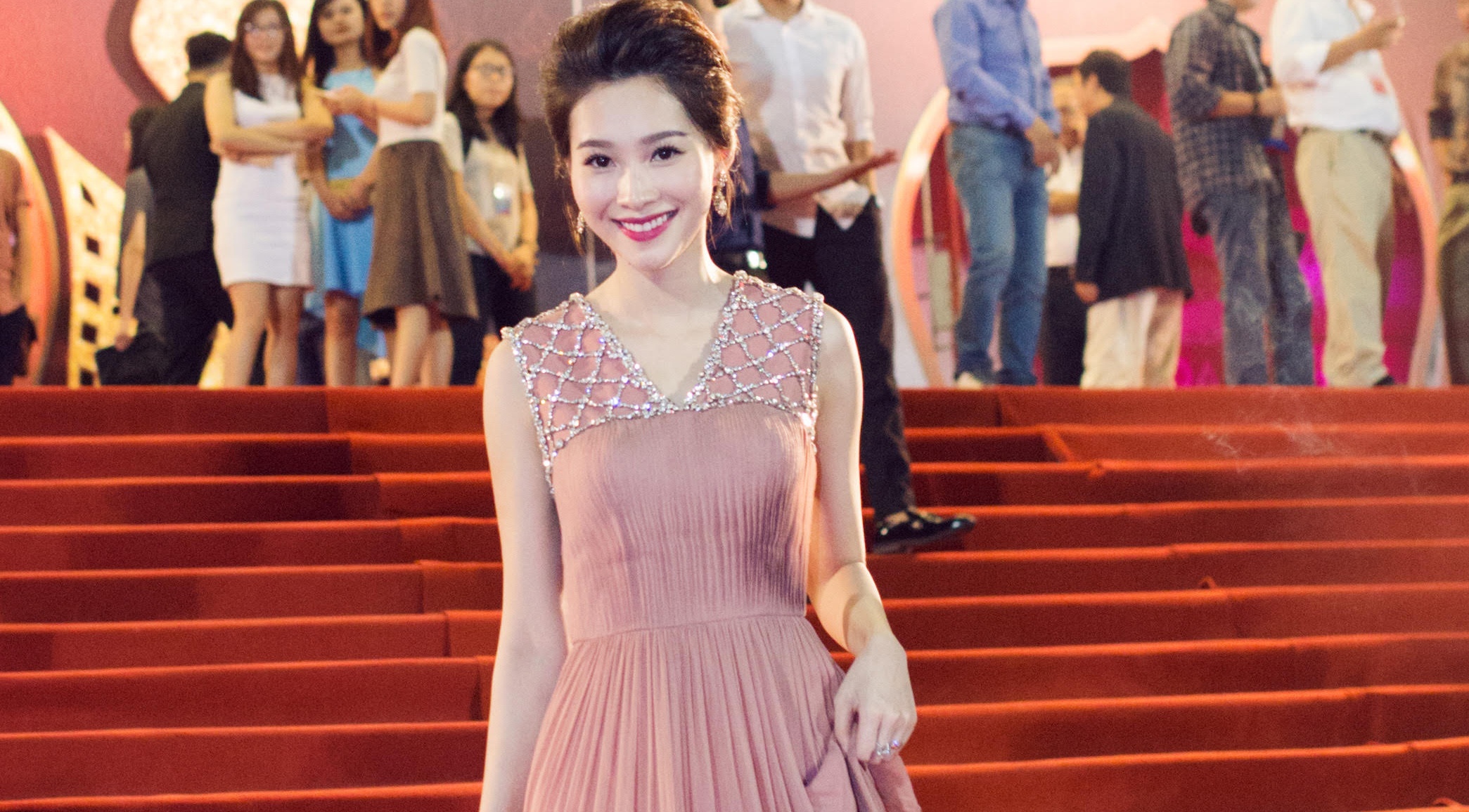 7 sao Viet mac dep tren tham do su kien tuan qua hinh anh