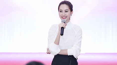 Dang Thu Thao rang ngoi trong buoi giao luu voi nu sinh hinh anh