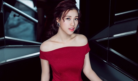 A hau Hoang Oanh mac dep voi 9 set do thanh lich hinh anh