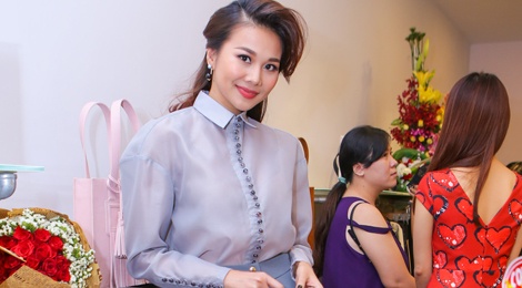 Thanh Hang - Truong Thi May doi lap phong cach o su kien hinh anh