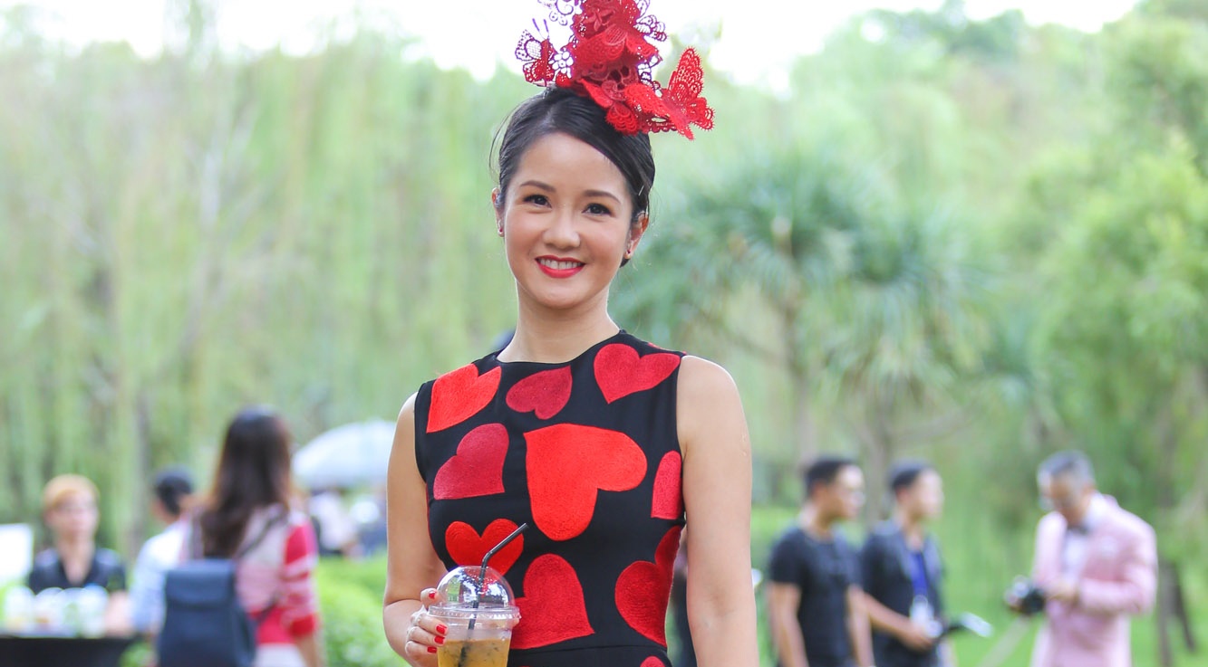 Hong Nhung dien vay trai tim tre trung di xem thoi trang hinh anh