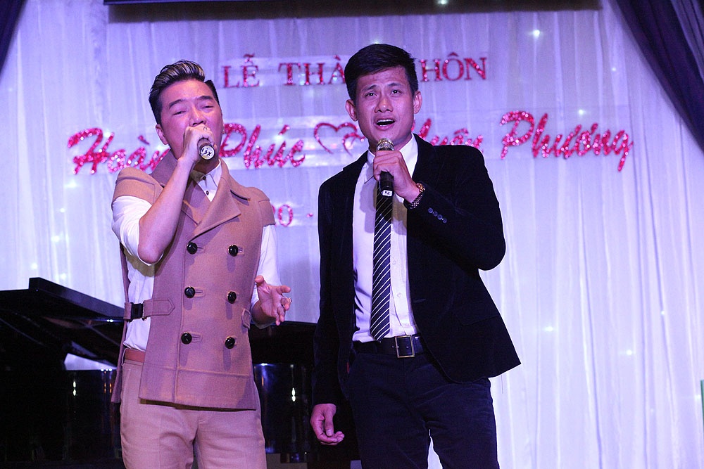 Diễn viên Võ Thành Tâm và Đàm Vĩnh Hưng góp vui cho hôn lễ bằng những ca khúc mang chủ đề cưới vui vẻ. 